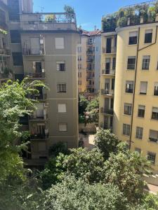 uma vista geral dos edifícios de uma cidade em Porta Venezia Apartament em Milão