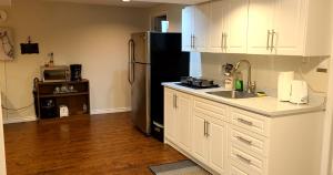 Cucina o angolo cottura di Spacious and bright unit with natural light.