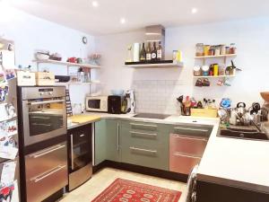 een keuken met roestvrijstalen apparatuur en een fornuis bij Appartement familial Coeur 7 ème in Lyon