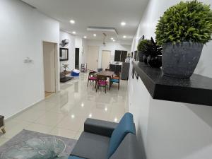 una sala de estar con una mesa y algunas plantas en un mostrador en Home Away From Home In Taiping - Newly Upgraded! en Taiping