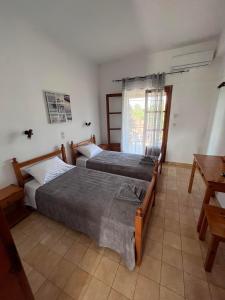 Letto o letti in una camera di Gregory-Vassilis Apartments