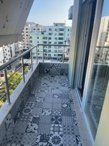 einen Balkon mit Fliesenboden auf einem Gebäude in der Unterkunft Emi Apartment in Durrës