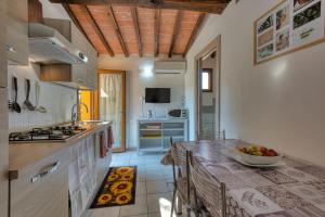 eine Küche mit einem Tisch und einer Obstschale darauf in der Unterkunft La Casina di Alan - Goelba in Porto Azzurro