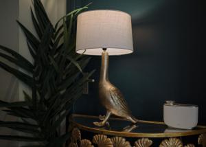 eine Lampe auf einem Tisch neben einer Anlage in der Unterkunft Hebden Townhouse in Hebden Bridge