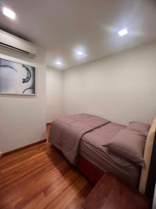 - une chambre avec un lit et une peinture murale dans l'établissement Cosway Residence near Pavilion KL, à Kuala Lumpur