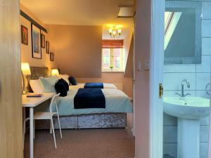 Un pat sau paturi într-o cameră la Mayflower House Barnsley-Wombwell-3 Bedrooms-2 Showers-Longer Stay- Free Parking