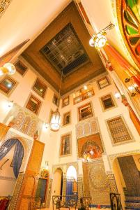 Cette grande chambre dispose d'un plafond orné de peintures. dans l'établissement Riad Sahraui, à Fès