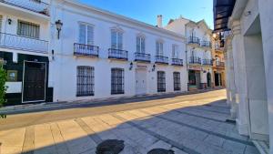 an empty street in a city with white buildings at Apartamento Céntrico La Abuela Cati in Alhaurín el Grande