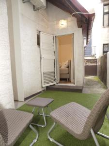 patio z 2 krzesłami, stołem i kanapą w obiekcie Cozy Studio Apartment Tian in Zagreb w Zagrzebiu