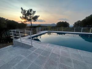 una gran piscina con una valla alrededor en Casa Cadalso, Mirador de Gredos, Madrid, en Cadalso de los Vidrios