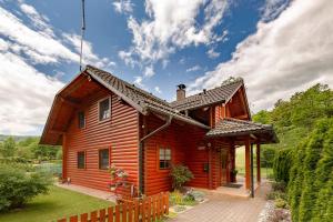 una casa de madera con techo en Apartma Metka, en Medvode