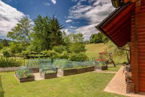 Aed väljaspool majutusasutust Apartma Metka