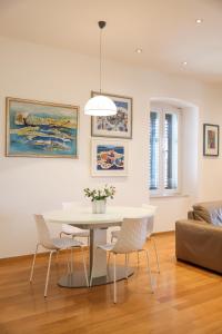 ein Esszimmer mit einem weißen Tisch und Stühlen in der Unterkunft Apartment Mislav in Zadar