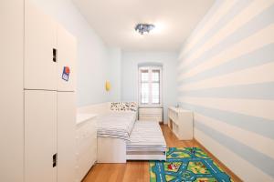 ein kleines Zimmer mit einem Bett und einem Fenster in der Unterkunft Apartment Mislav in Zadar
