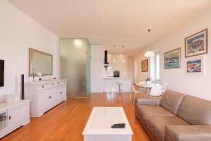 ein Wohnzimmer mit einer Couch und einem Tisch in der Unterkunft Apartment Mislav in Zadar