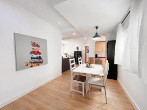 - une cuisine et une salle à manger avec une table et des chaises dans l'établissement Homely Málaga Soho 520, à Malaga
