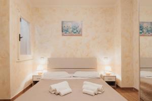 拉戈堡的住宿－Appartamento del Corso，一间卧室配有一张床,上面有两条毛巾