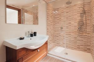 拉戈堡的住宿－Appartamento del Corso，一间带水槽和淋浴的浴室