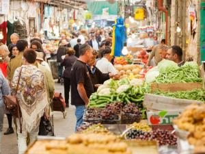 een groep mensen op een markt met groenten en fruit bij New. Center town. Superb appartment. in Jeruzalem