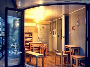 - une fenêtre d'un restaurant avec des tables et des chaises en bois dans l'établissement Br. Guesthouse Hongdae, à Séoul