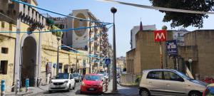 una strada cittadina con auto parcheggiate sulla strada di La casetta di Virginia a Napoli