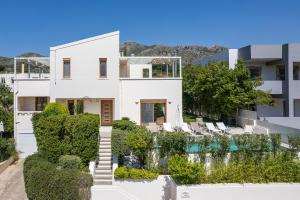 una imagen de una casa con piscina en Villa Elesia, en Koxaré