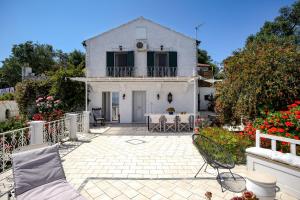 ArvanitakaíïkaにあるVilla Ianiraの白い家(テーブル、椅子付)