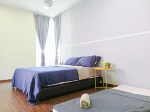 a bedroom with a bed and a window at Setapak Central Signature Suites by Manhattan Group in Kuala Lumpur