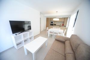 sala de estar con sofá y TV en BOHIO Premium 3 dormitorios, en Benicàssim