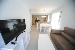 sala de estar con sofá y TV en BOHIO Premium 3 dormitorios, en Benicàssim