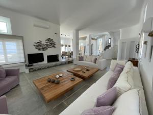 sala de estar con sofá blanco y mesa en Villa Faros, en Fanari