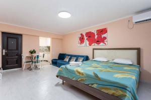 阿拉木圖的住宿－Квартира с видом на горы，一间卧室配有一张床和一张蓝色的沙发