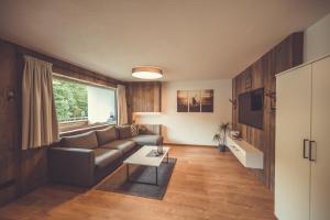 sala de estar con sofá y mesa en Apartment Gipfelblick, en Kirchdorf in Tirol