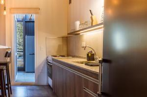una cocina con fregadero y encimera en BOG El Sureño, en Villa La Angostura