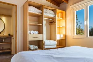 un dormitorio con una cama y una ventana en BOG El Sureño, en Villa La Angostura