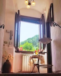 サン・ジミニャーノにあるIl Bacio Del Sole San Gimignano Apartmentsの窓、テーブル