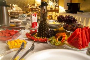 une table avec un bouquet de fruits et de légumes dans l'établissement Nordeste Palace Hotel, à Fortaleza