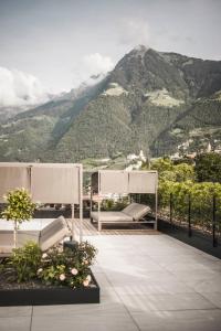 Elle comprend un balcon offrant une vue sur la montagne. dans l'établissement SomVita Suites, à Tirolo