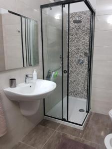 W łazience znajduje się umywalka i prysznic. w obiekcie Main square apartment w Durrës