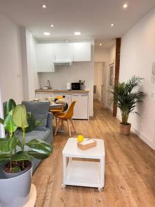 a living room with a couch and a table at Apartamento Atocha/Reina Sofía in Madrid