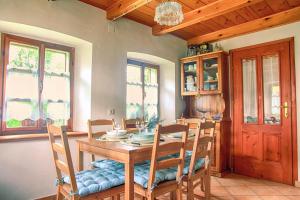 comedor con mesa de madera y sillas en Country House Lastovka, en Tolmin