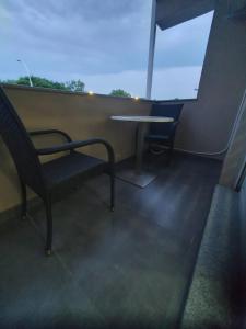 un banco y una mesa en el balcón en MB Apartman, en Čapljina