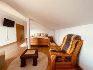 Zimmer mit einem Bett, einem Stuhl und einem Tisch in der Unterkunft Casa Brian del Tietar in Sotillo de la Adrada