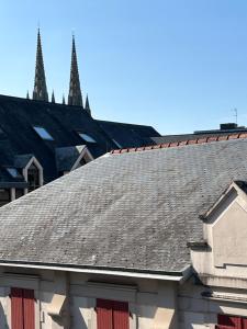 un toit gris d'une maison avec des toits dans l'établissement Appartement confortable de 80m2 Centre ville de Quimper & Parking privé, à Quimper