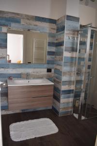 y baño con bañera, lavabo y espejo. en Villa PARADISO en Muro Leccese