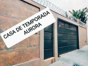 a garage door with a sign that reads cassis de tembourg nuncap at Casa temporada AURORA in São João Batista do Glória