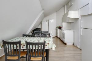 Kuchyň nebo kuchyňský kout v ubytování Hotell Hof