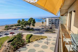 desde el balcón de un edificio con vistas a la playa en La Salle Litoral - ONLY FAMILIES, en Cambrils