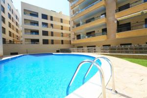 Bazén v ubytovaní LITORAL COSTA DORADA - LA SALLE Only families alebo v jeho blízkosti