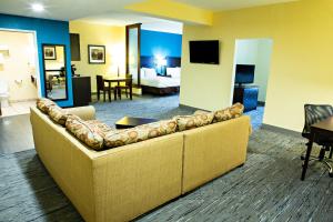 ein Wohnzimmer mit einem Sofa in einem Hotelzimmer in der Unterkunft Holiday Inn Express Harrisburg West, an IHG Hotel in Mechanicsburg